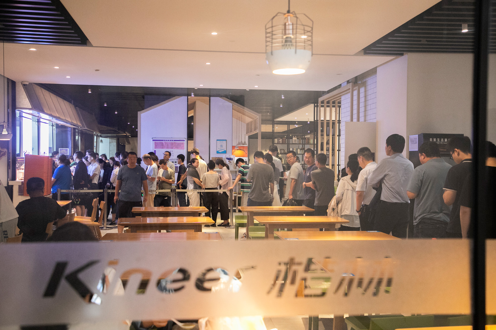 楷鄰餐飲及時(shí)供餐，保證滯留人員餐食供應(yīng).jpg